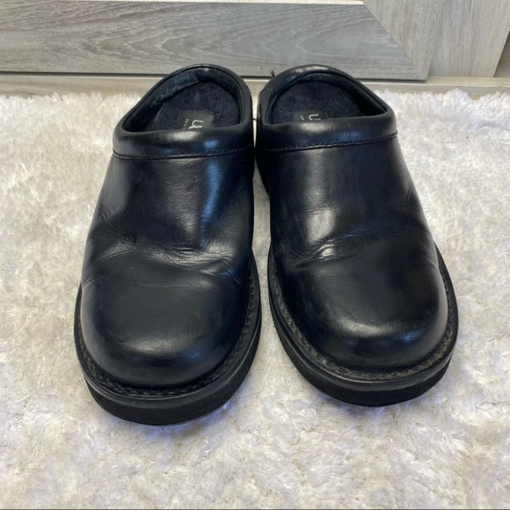 UGG Australia BLACK Leather, Shearling Lined Slip on Clog Shoe 7 EU 38 Unisex